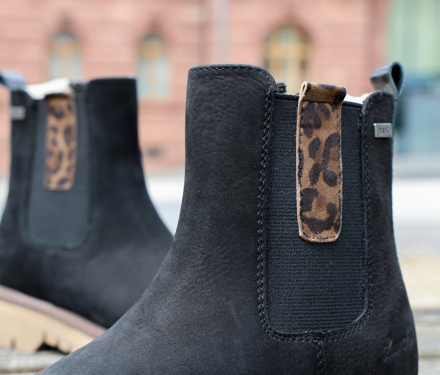 Deux bottines noires LURCHI »Elena-TEX« avec motif léopard sur les élastiques.