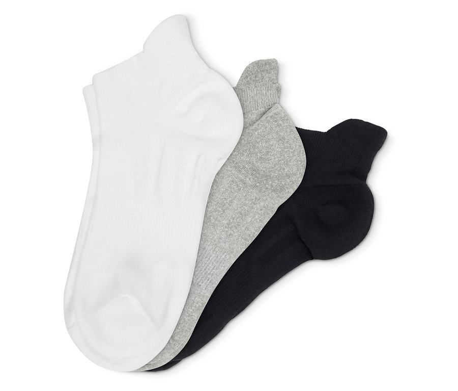 Trois paires de chaussettes : blanches, grises et noires.