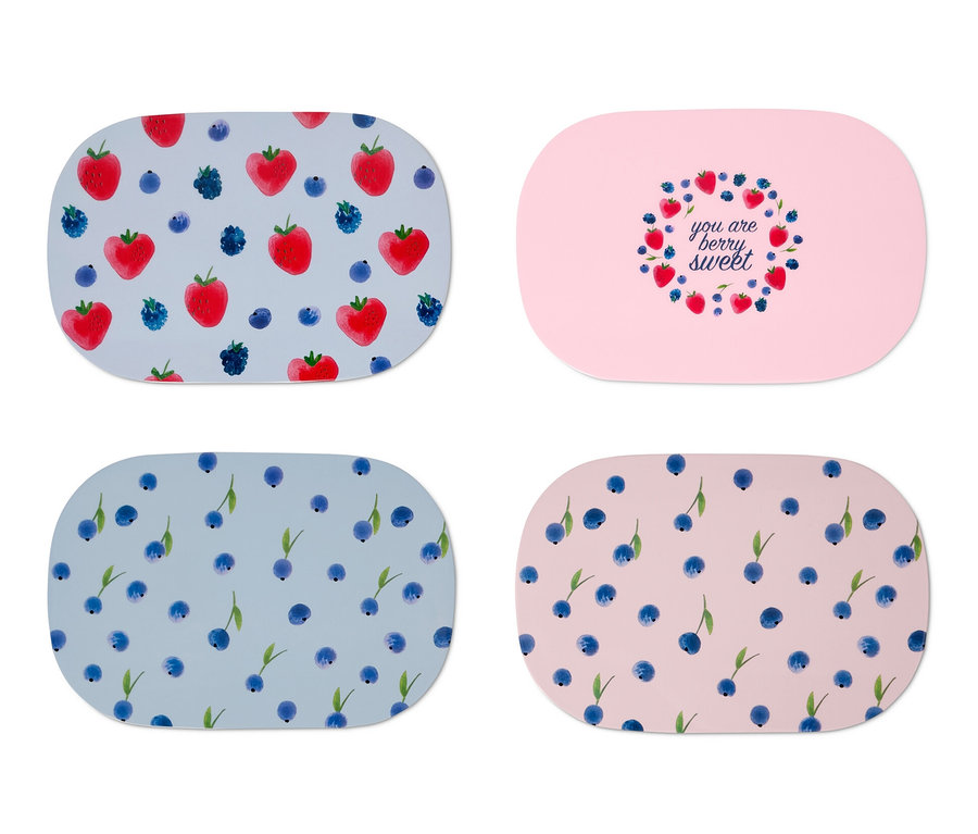 Quatre planches à petit déjeuner avec différents motifs de baies.