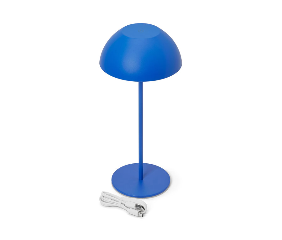 Une lampe de table à LED sans fil bleue et un câble de chargement.