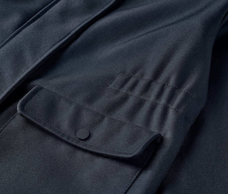 Détail d'un manteau en softshell pour enfant avec poche.