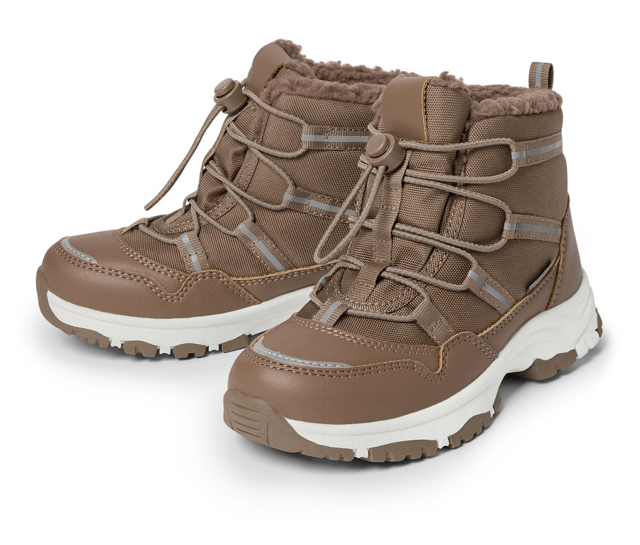 Deux bottes d'hiver marron avec semelle blanche et lacets.