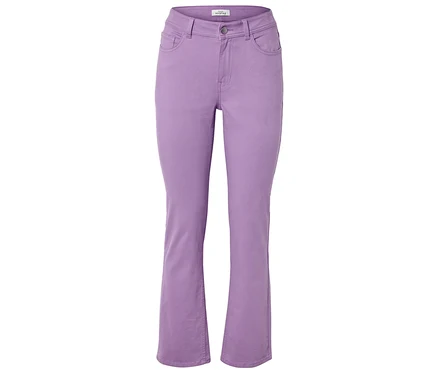 Jean évasé violet sur fond blanc.