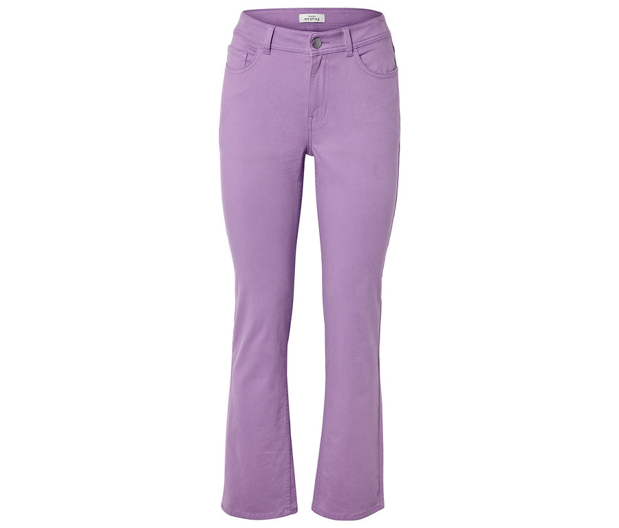 Jean évasé violet sur fond blanc.