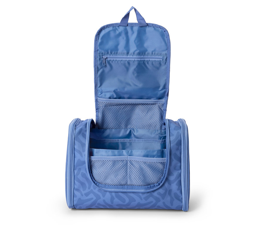 Trousse de toilette ouverte bleu clair avec boucle de suspension et divers compartiments.