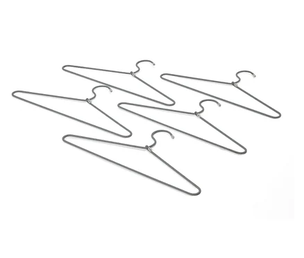 Cinq cintres extra-fins gris foncé à surface texturée sont posés sur un fond blanc.