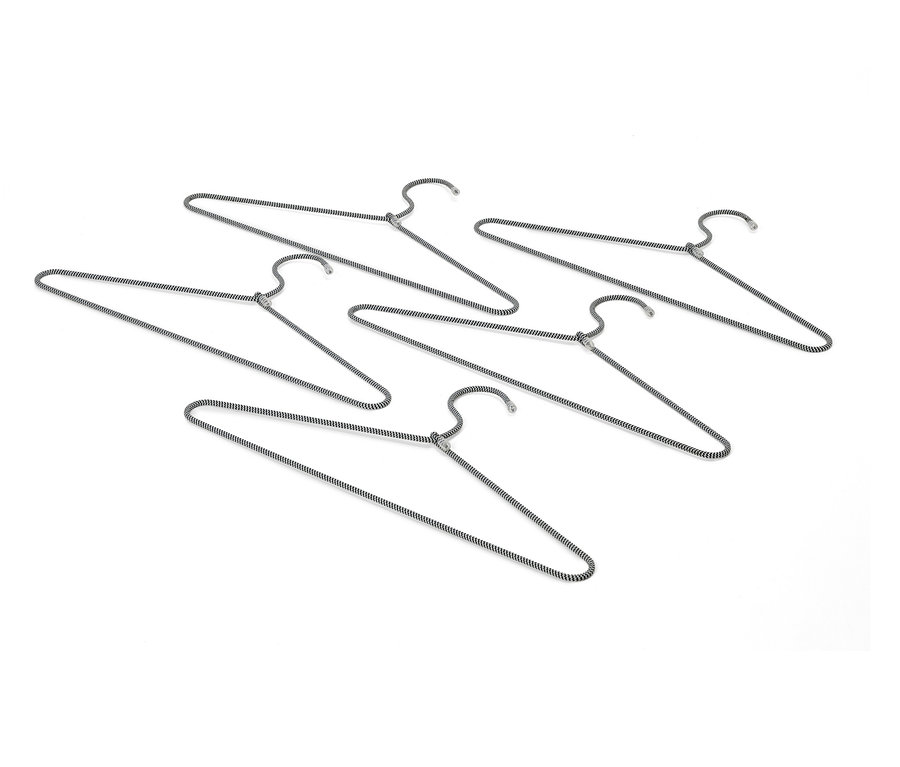 Cinq cintres extra-fins gris foncé à surface texturée sont posés sur un fond blanc.