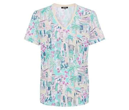Un t-shirt blanc à col en V, imprimé d'un motif estival avec des palmiers, des scooters et des maisons.