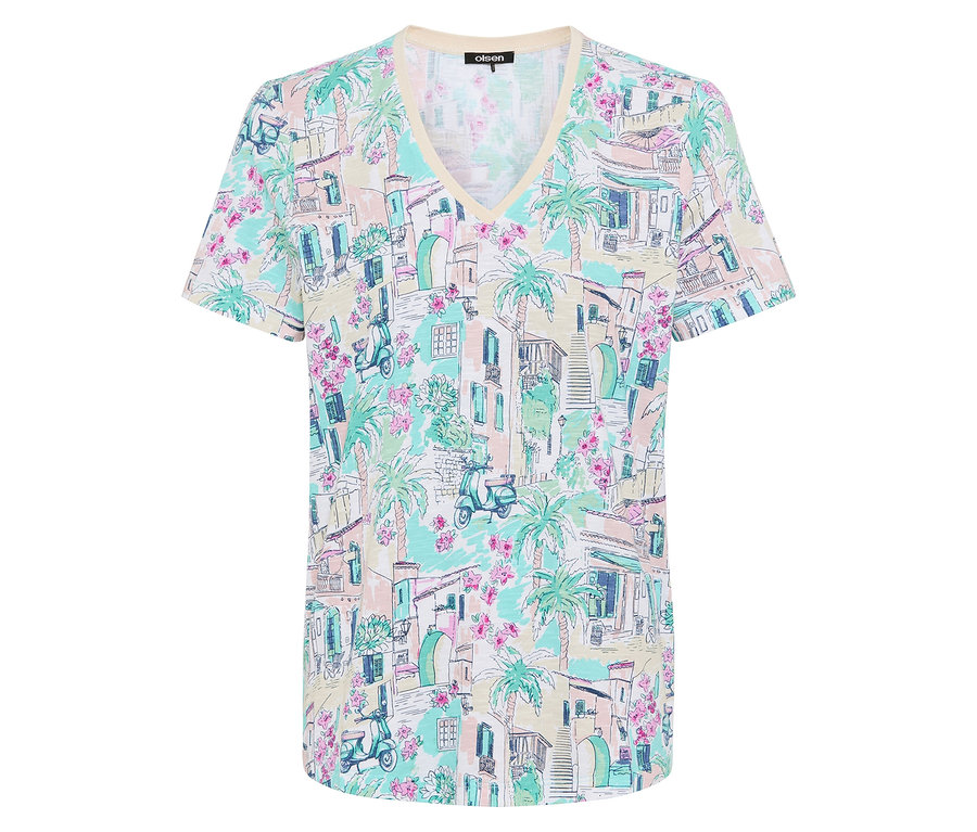Un t-shirt blanc à col en V, imprimé d'un motif estival avec des palmiers, des scooters et des maisons.