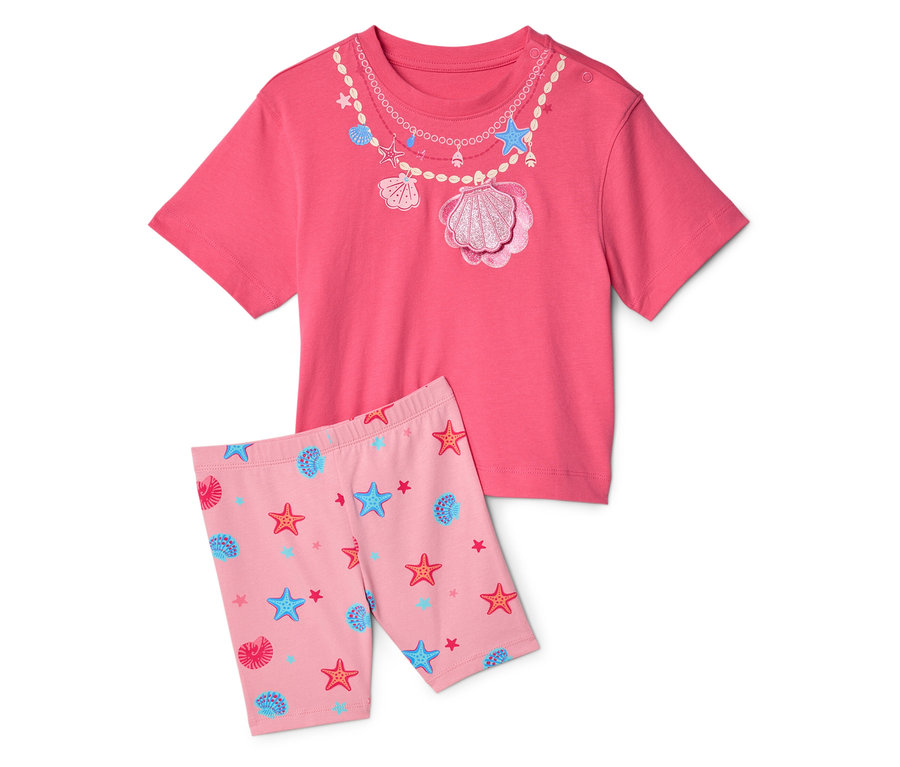 Un t-shirt rose avec un collier imprimé et un short legging assorti avec des étoiles de mer et des coquillages.