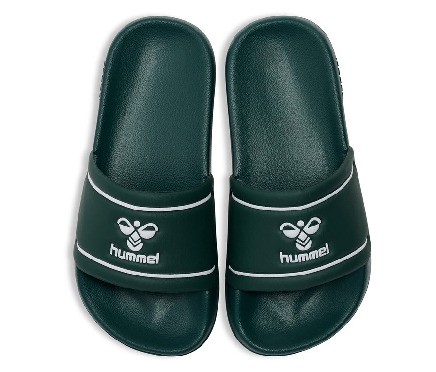 Vue de dessus d'une paire de tongs de bain hummel® Pool Slide JR vertes avec logo et bande blancs.