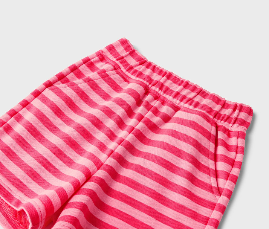 Gros plan sur un short rayé rose avec une ceinture élastique.