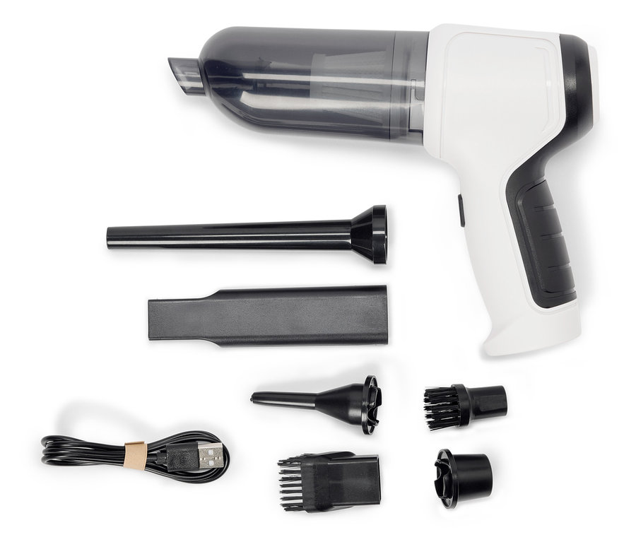 Un aspirateur à main blanc avec différents embouts et un câble de chargement USB sur un fond blanc.