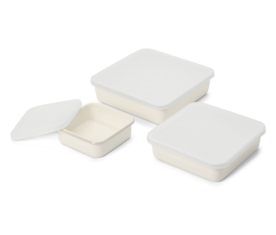 Trois boîtes de conservation carrées crème avec couvercles blancs, dont une sans couvercle.