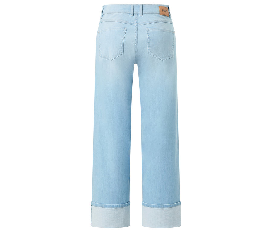 Vue arrière d'un jean bleu clair à coupe large avec ourlet retroussé.