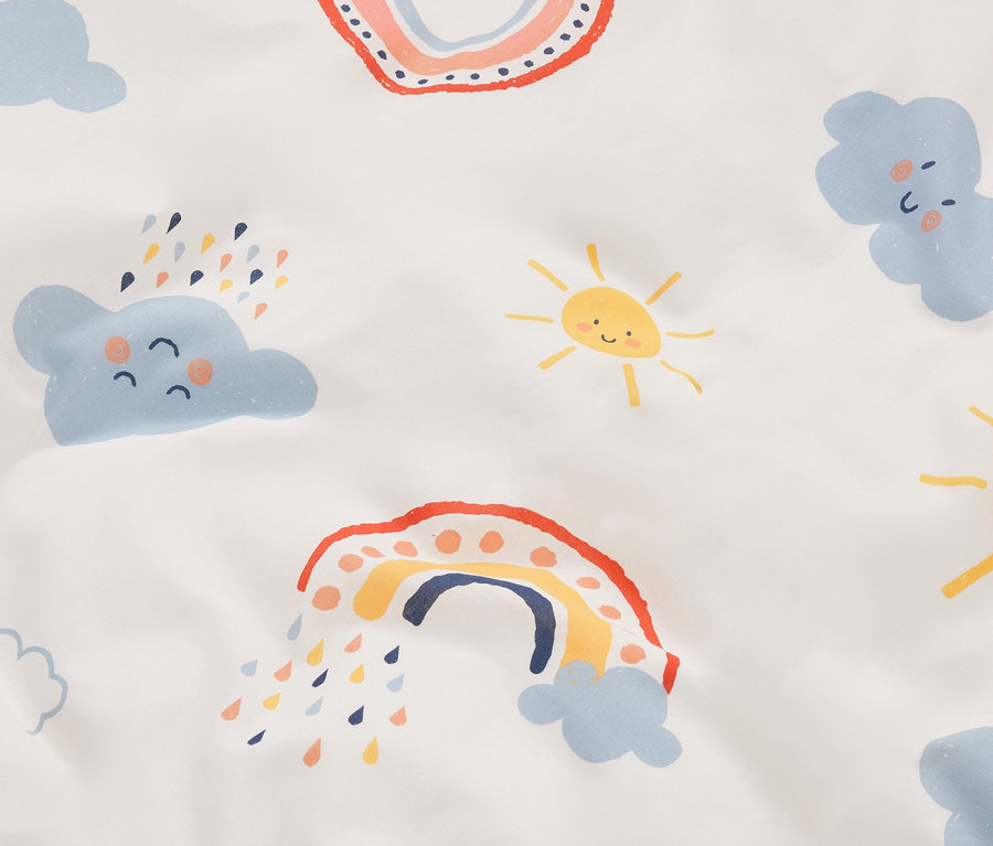 Gros plan d'un tissu avec des arcs-en-ciel, des nuages et des soleils de dessins animés sur fond blanc.