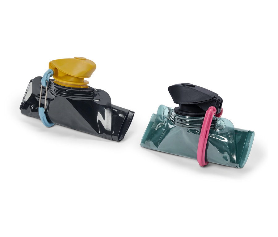 Deux gourdes réutilisables, une noire avec un bouchon jaune et un clip bleu, l'autre bleu-vert avec un bouchon noir et un clip rose.