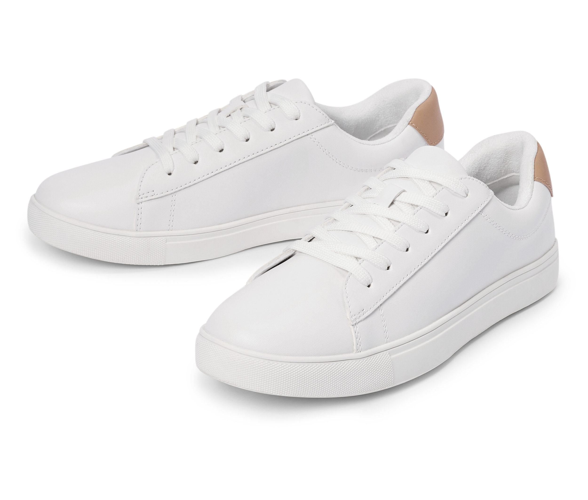 Deux baskets blanches avec des lacets et un détail marron clair au talon sont posées l'une à côté de l'autre.