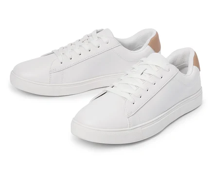 Deux baskets blanches avec des lacets et un détail marron clair au talon sont posées l'une à côté de l'autre.