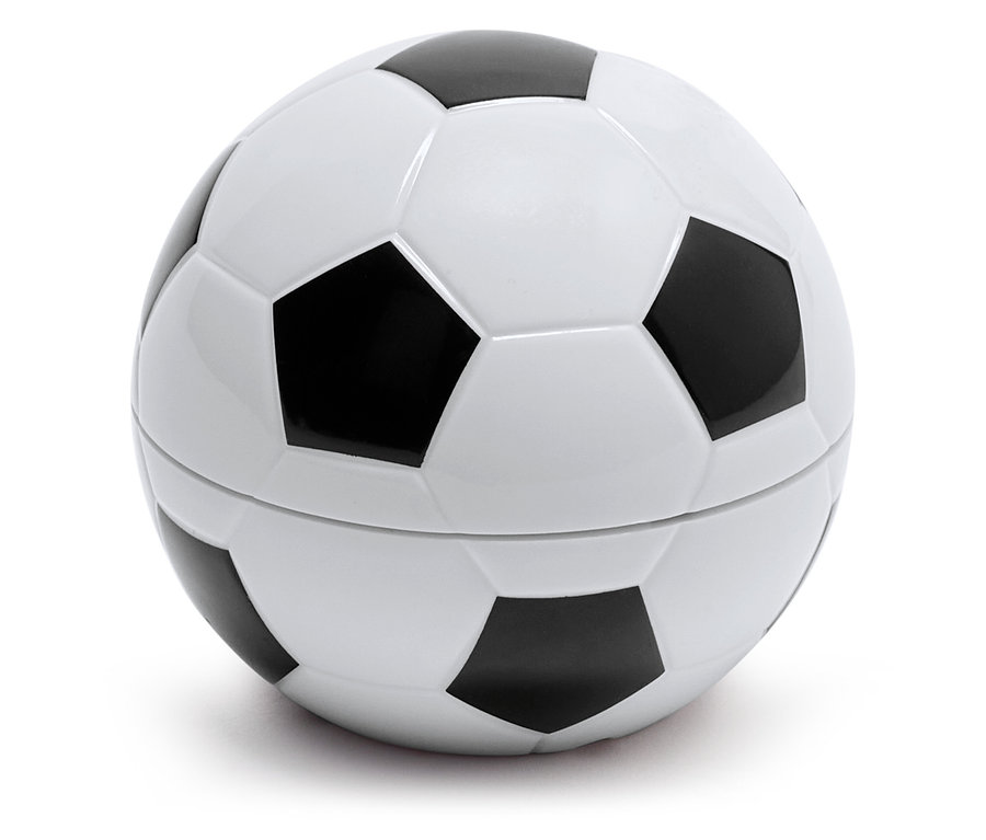 Gros plan d'une boîte en forme de ballon de foot noir et blanc.