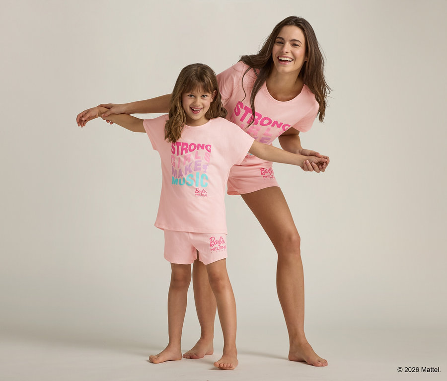 Une fille et une femme posent dans des shorts et des t-shirts roses Barbie assortis avec l'inscription "Strong"