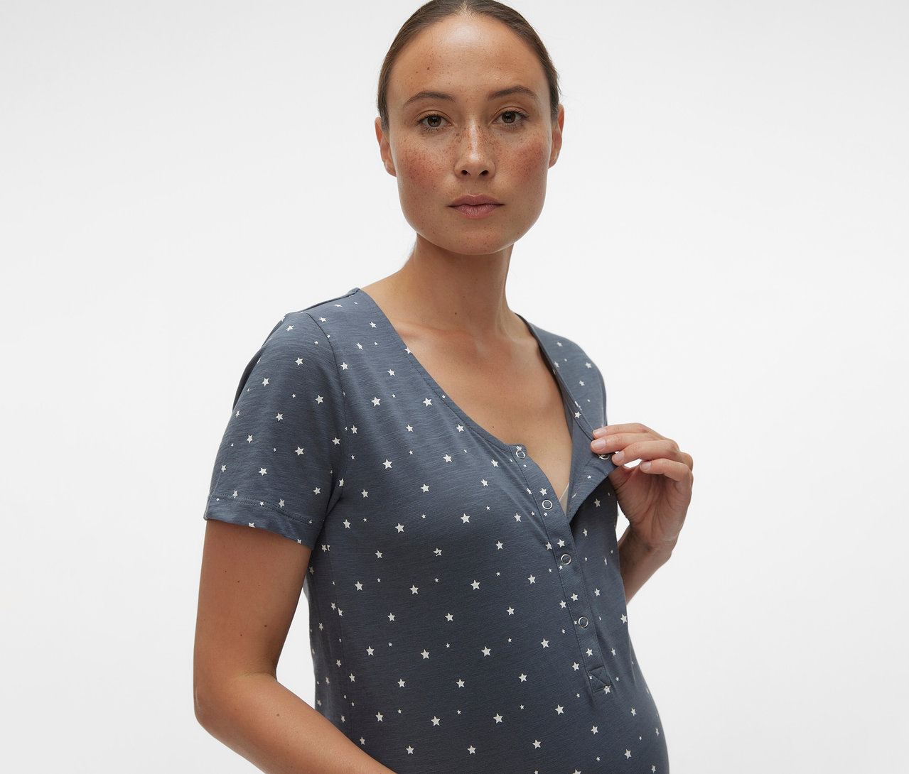 Femme ouvrant la chemise de nuit MAMALICIOUS « MLMIRA » à motif étoilé.