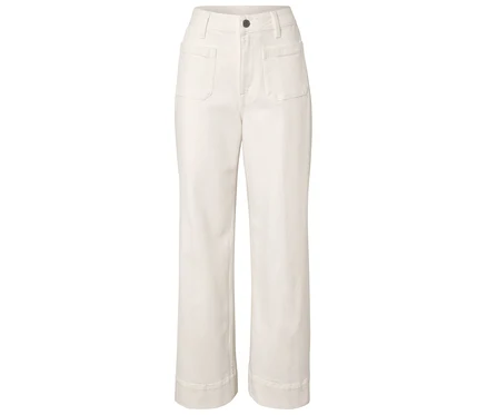 Un pantalon en tissu blanc avec des poches plaquées sur fond blanc.