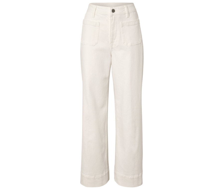 Un pantalon en tissu blanc avec des poches plaquées sur fond blanc.
