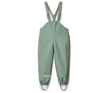 Salopette de pluie vert sauge avec bretelles et bandes réfléchissantes sur les jambes, sur fond blanc.