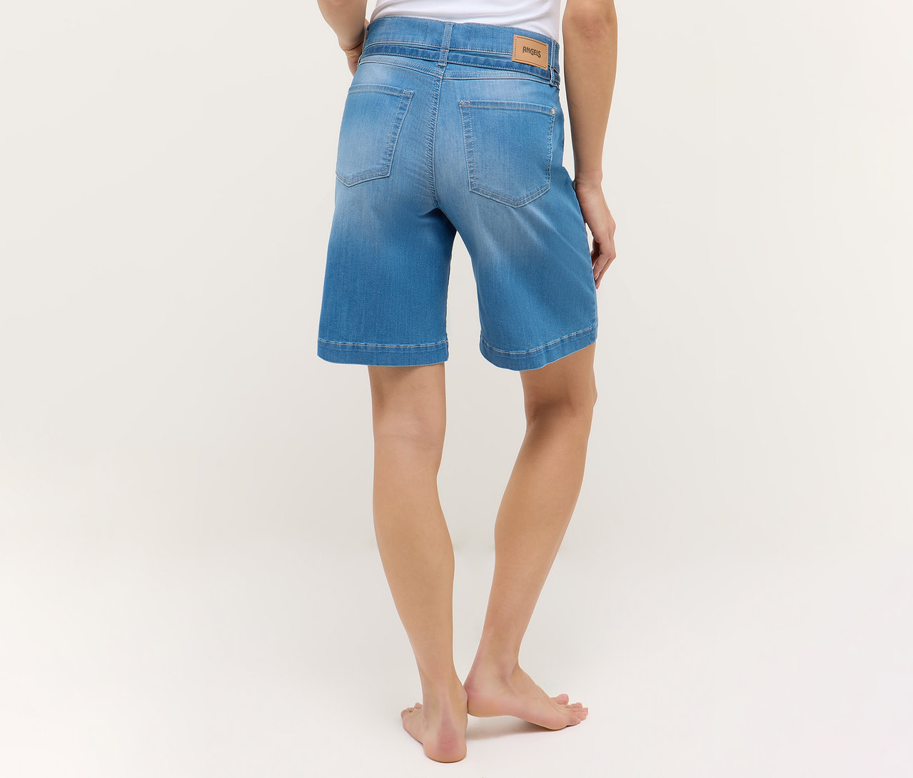 Vue arrière d'une personne portant un short Angels Denim «
Lia City », bleu clair.