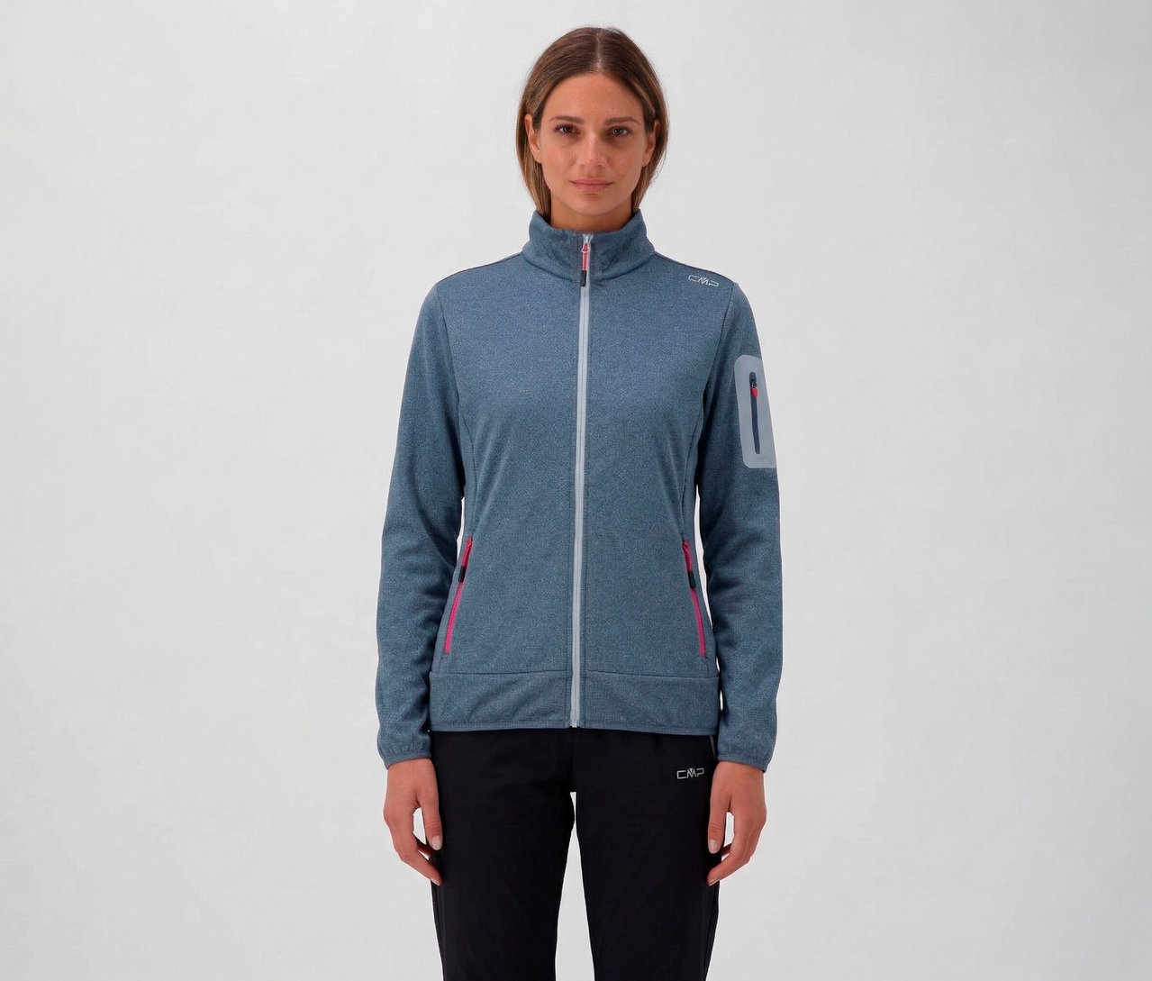 Femme portant une veste CMP pour femme chinée bleue avec une fermeture éclair intégrale et un pantalon noir sur un fond neutre.