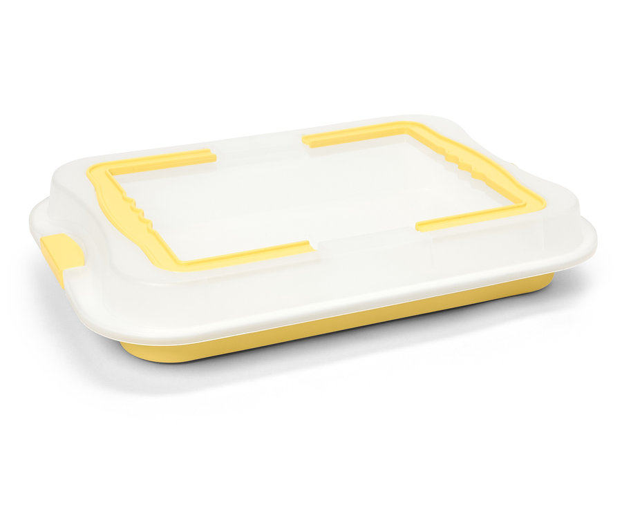 Plat de cuisson jaune avec couvercle transparent sur fond blanc.