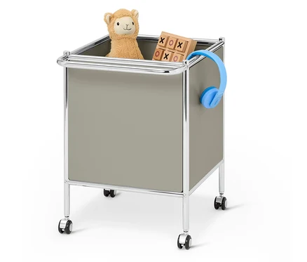 Coffre à jouets avec peluche, jeu et casque.