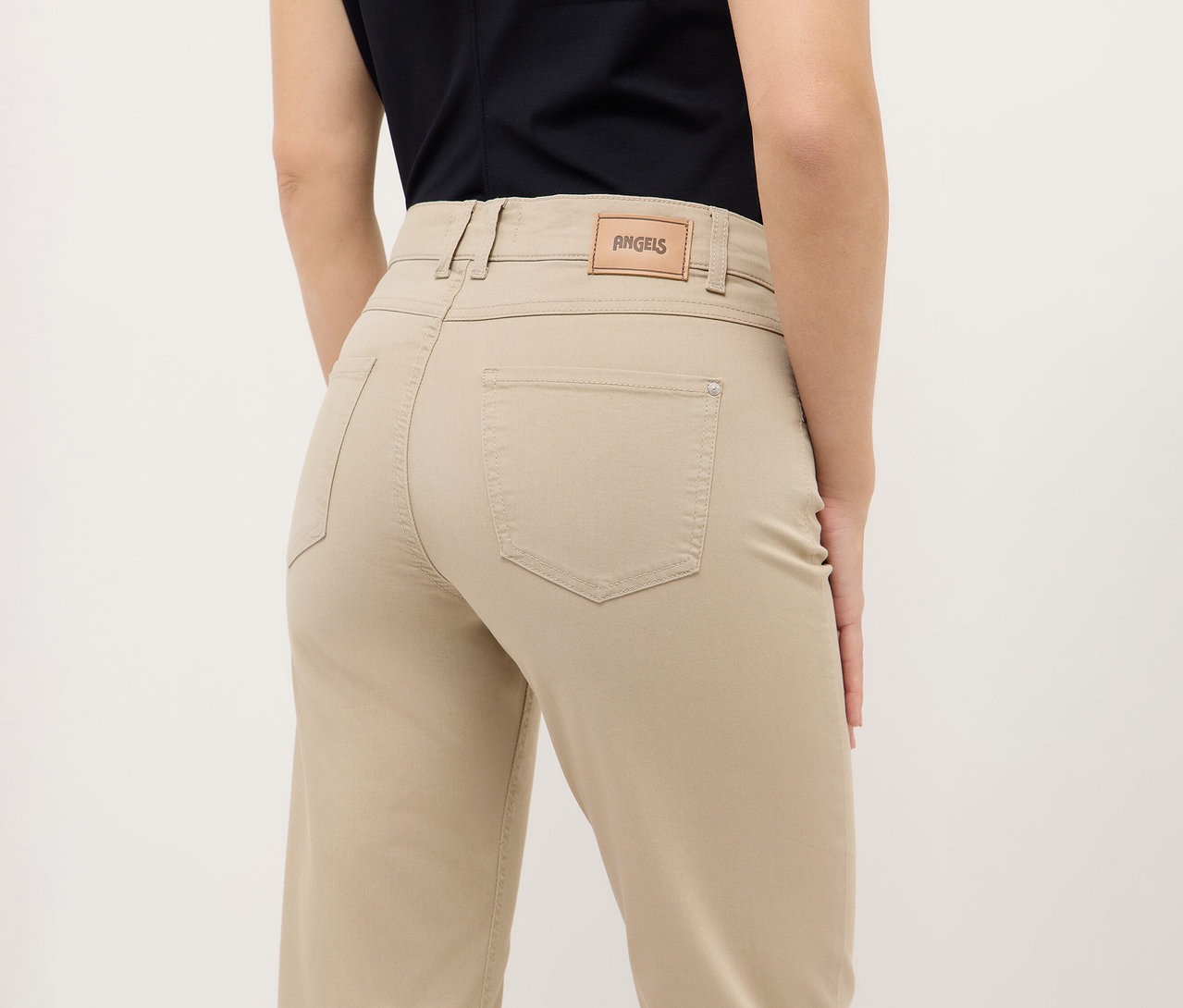 Vue arrière d'une femme portant un jean Angels Denim « Lara », Straight Fit.