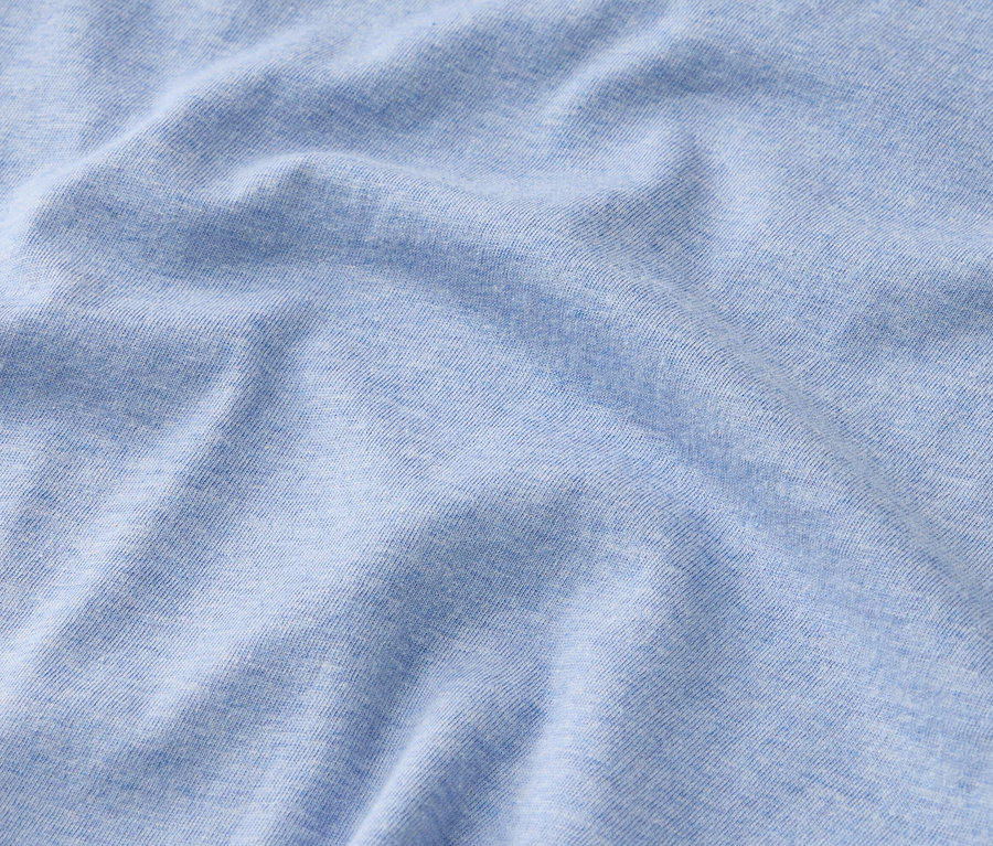 Gros plan d'un tissu bleu clair avec des plis.