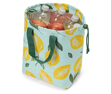Un sac isotherme ouvert bleu clair à motif citron contient trois bouteilles d'eau et deux pommes rouges.
