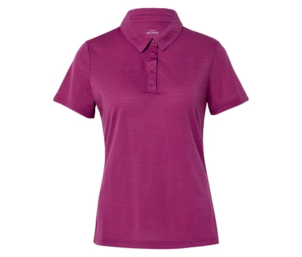 Gros plan d'un polo rose à manches courtes avec une patte de boutonnage.