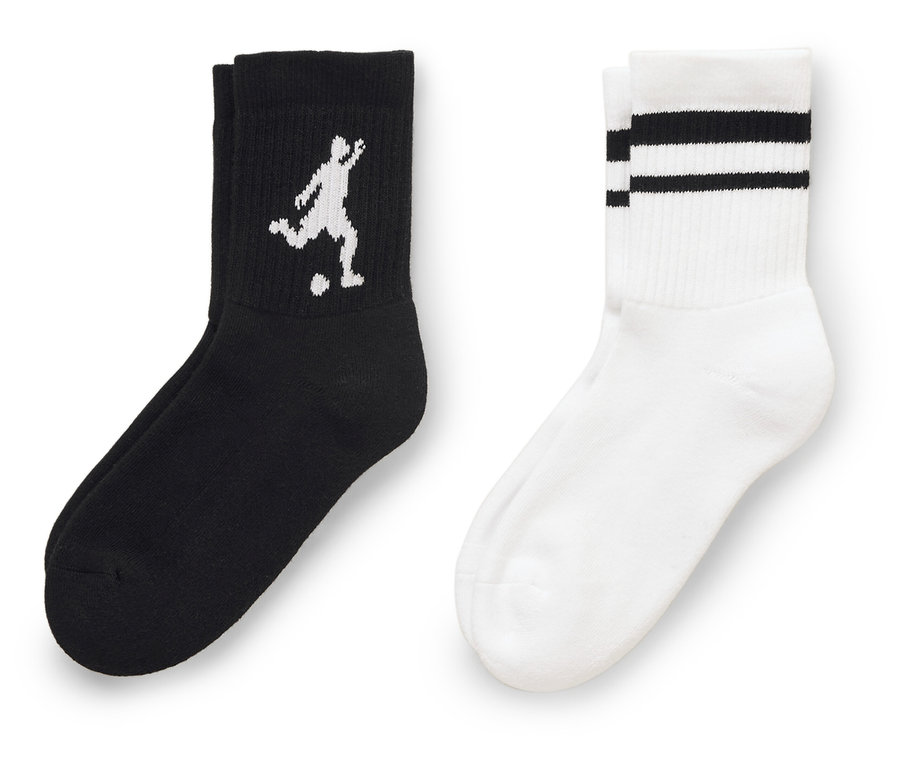 Gros plan de deux chaussettes, une chaussette noire avec un joueur de football blanc dessus et une chaussette blanche avec trois bandes noires sur le dessus.