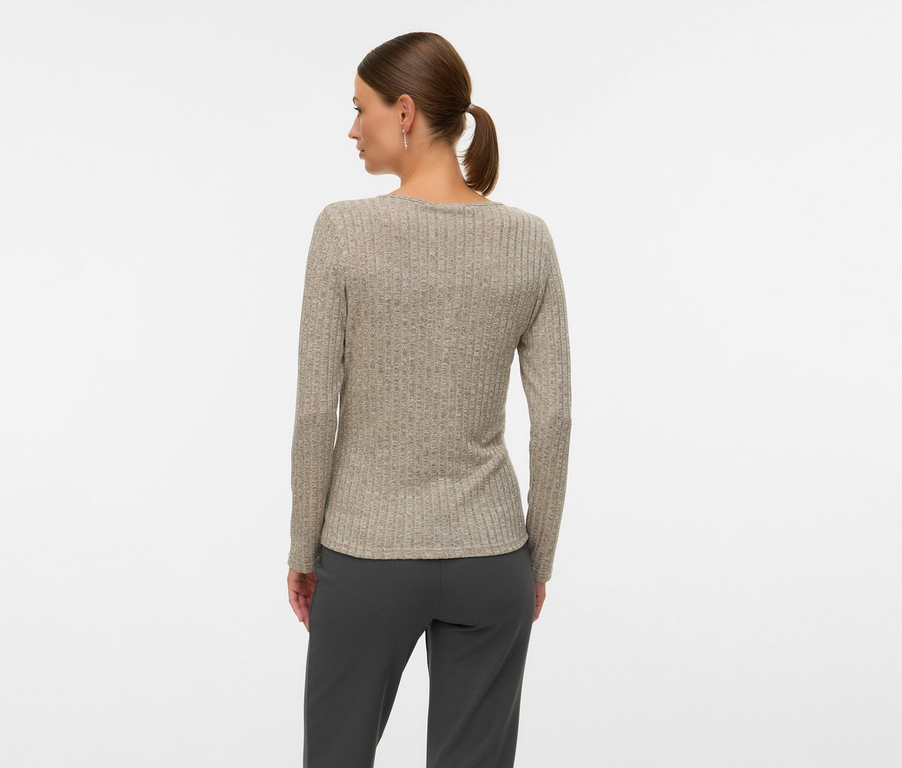 Femme de dos portant un t-shirt MAMALICIOUS « MLPAMMIE LIA » gris chiné à manches longues et un pantalon gris sur fond blanc.