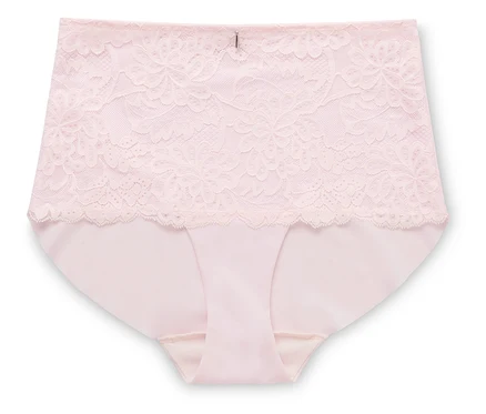 Sur fond blanc, une culotte taille haute rose pâle pour femme avec des détails en dentelle.