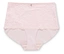Sur fond blanc, une culotte taille haute rose pâle pour femme avec des détails en dentelle.