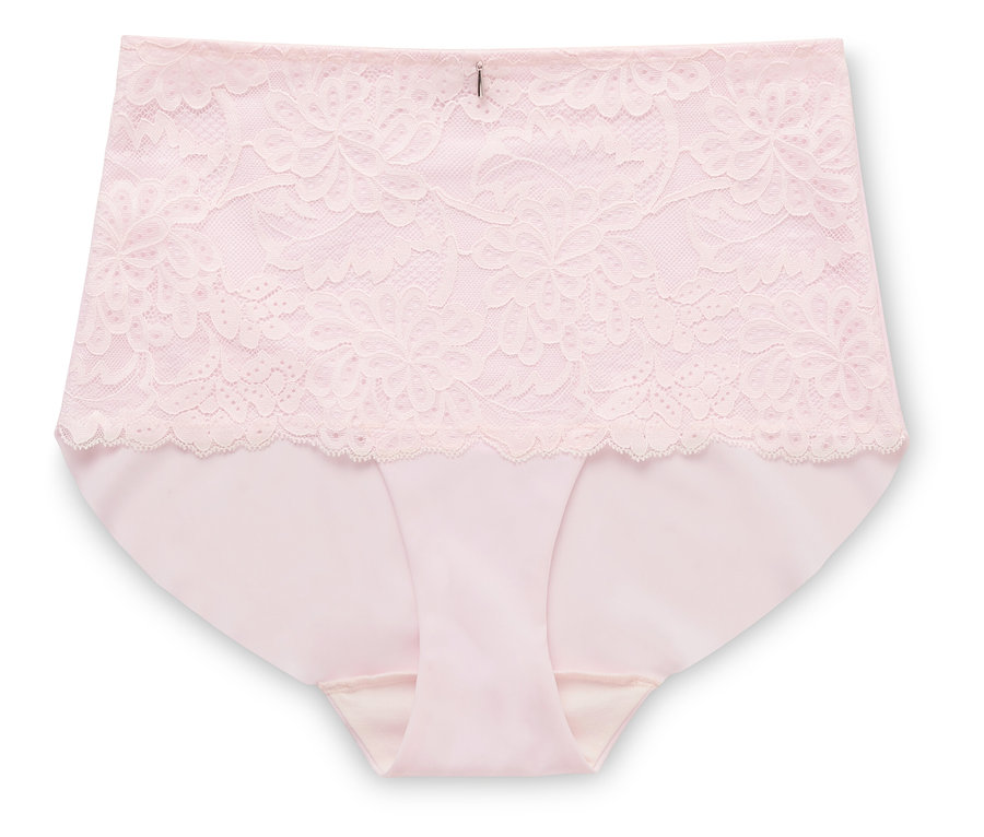 Sur fond blanc, une culotte taille haute rose pâle pour femme avec des détails en dentelle.