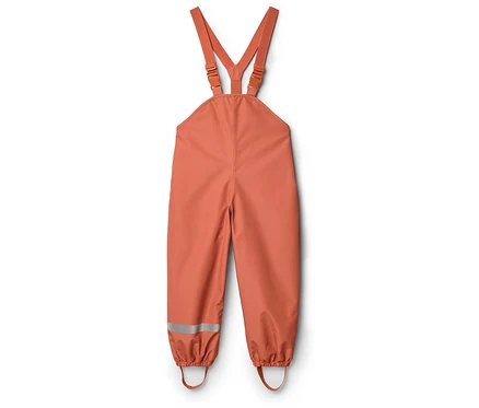 Salopette de pluie orange avec bretelles réglables et bandes réfléchissantes en bas des jambes.