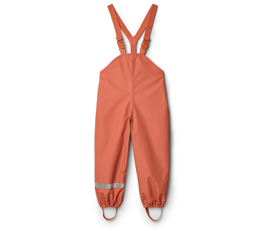 Salopette de pluie orange avec bretelles réglables et bandes réfléchissantes en bas des jambes.