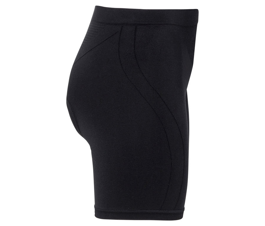 Short noir moulant sur fond blanc.