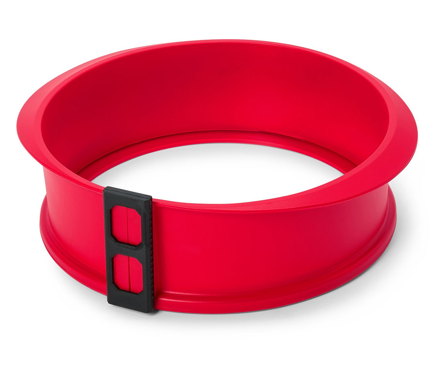 Moule à gâteau rond rouge avec fermeture noire sur fond blanc.