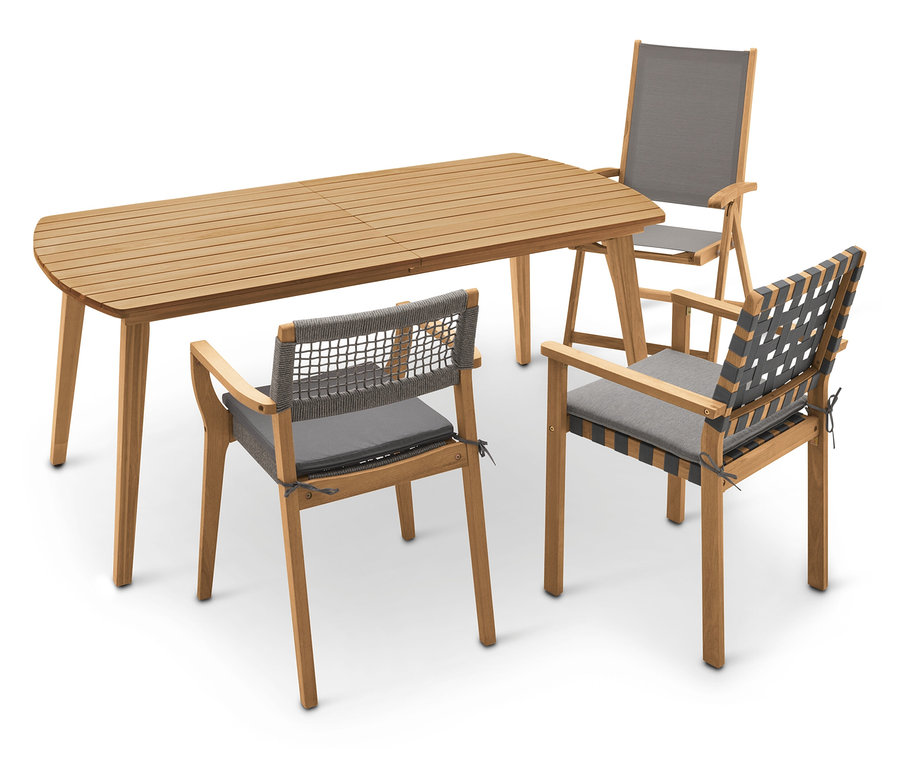 Table en bois avec trois chaises à coussins gris.