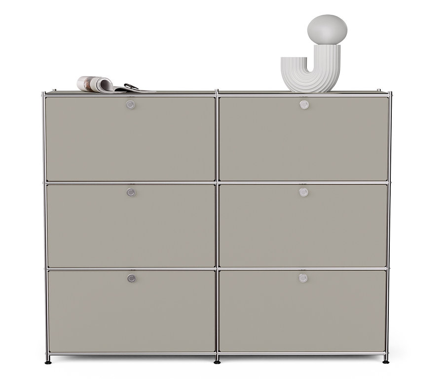 Commode en métal gris clair « CN3 » à six abattants. Un journal et une décoration blanche sont posés sur le dessus.