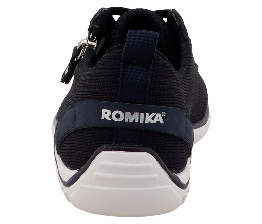Gros plan sur l'arrière d'une chaussure Romika bleu marine avec une semelle blanche.