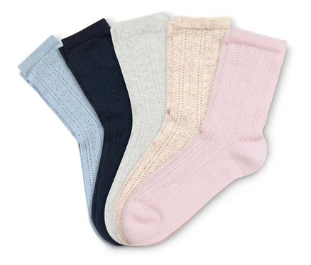 Cinq paires de chaussettes bleu clair, bleu foncé, gris, beige et rose sont posées les unes sur les autres.